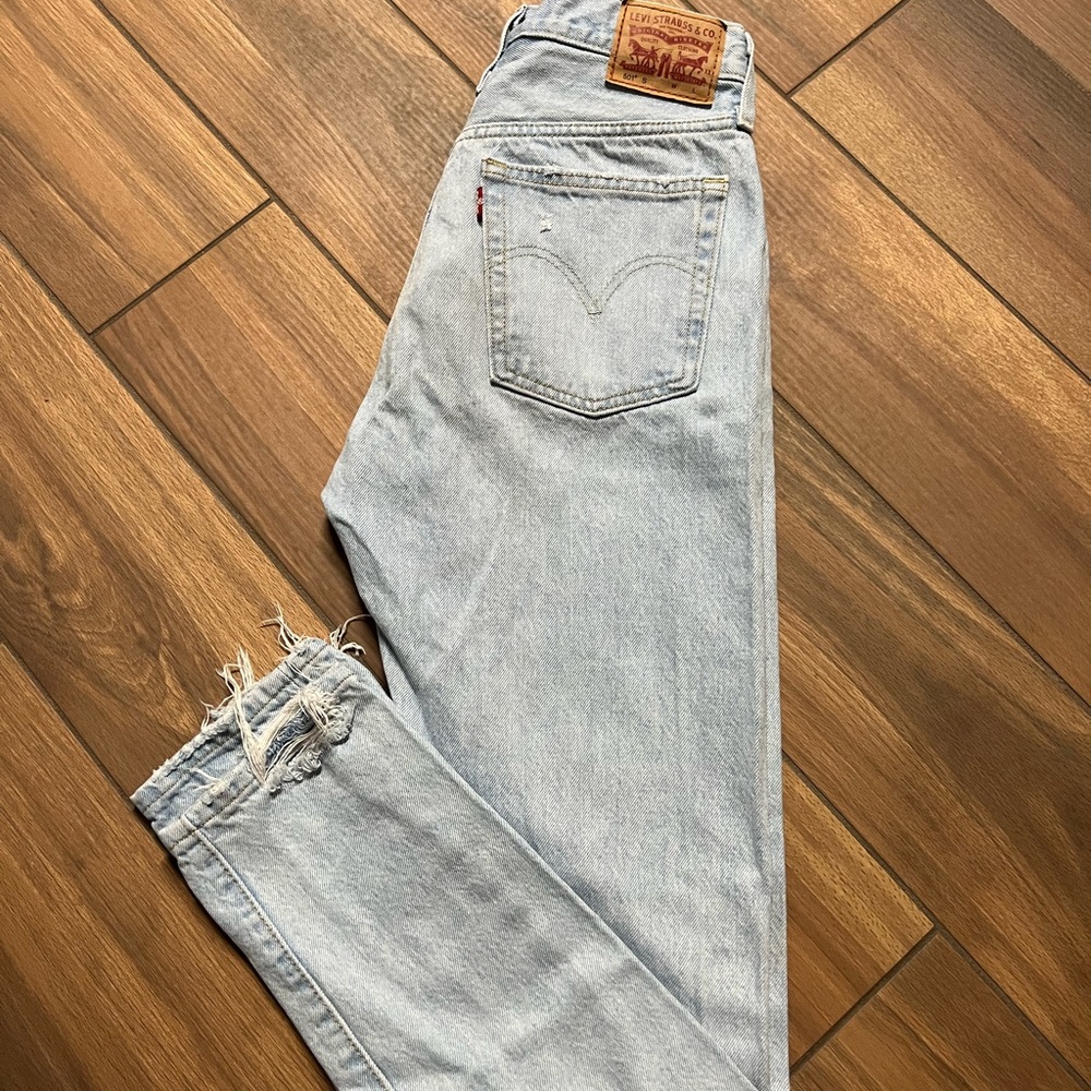 Levi’s 501 light wash jeans size 25